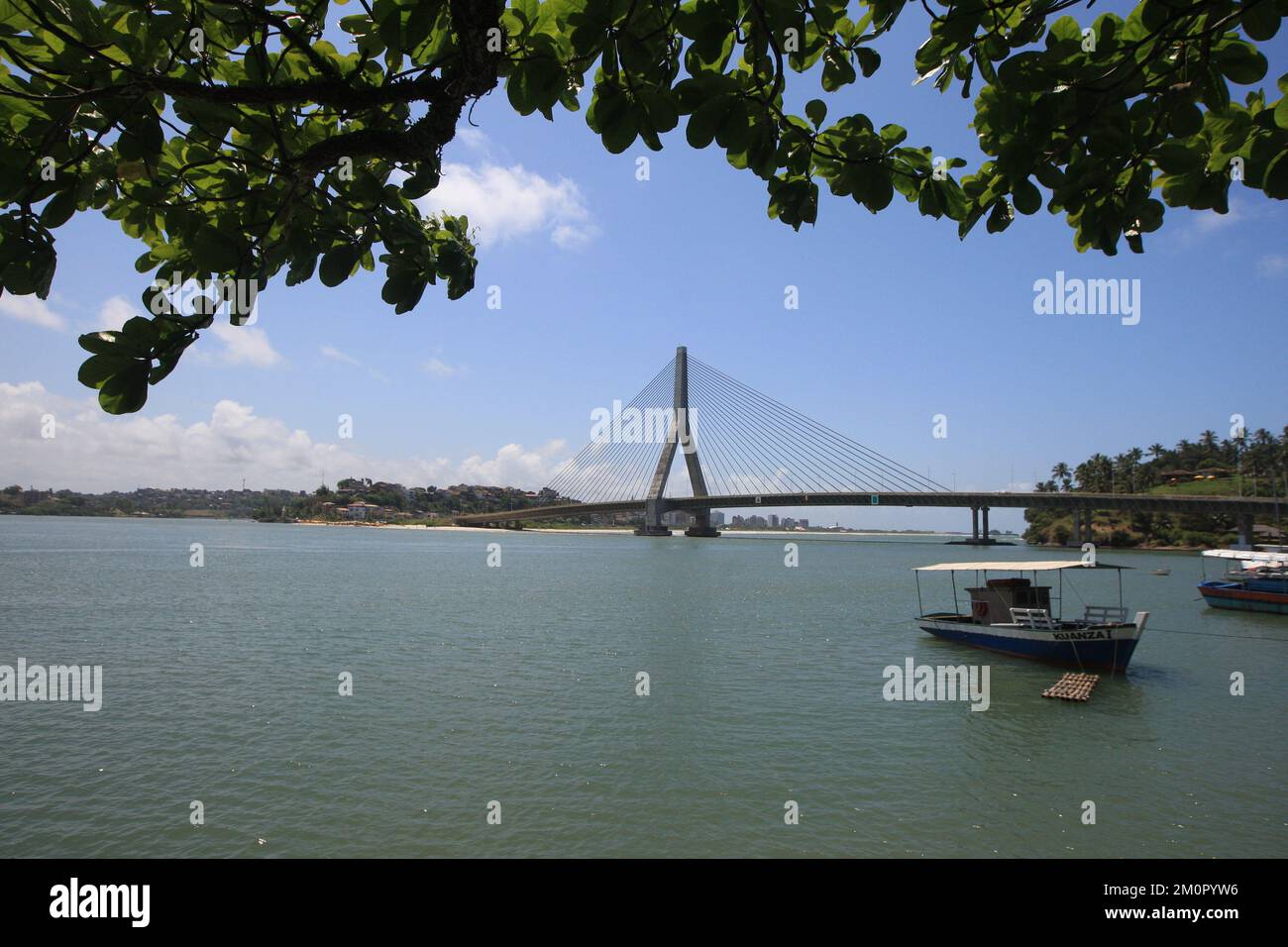 Vista da Ponte Jorge Amado, construção que faz a ligação do centro à zona sul da cidade de Ilhéus, atravessing a Baía do Pontal e ligando a rodovia e Foto de stock