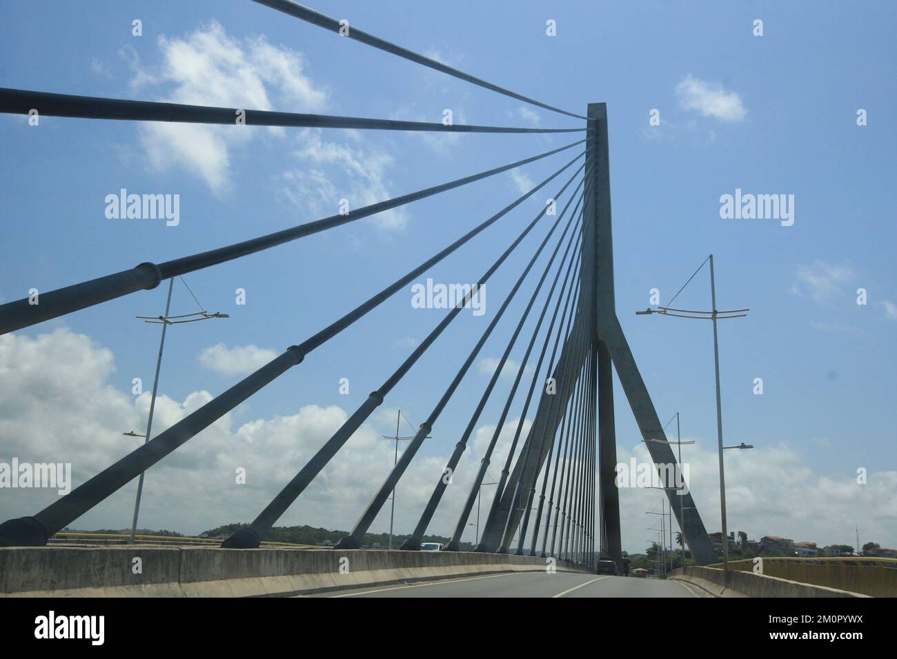 Vista da Ponte Jorge Amado, construção que faz a ligação do centro à zona sul da cidade de Ilhéus, atravessing a Baía do Pontal e ligando a rodovia e Foto de stock
