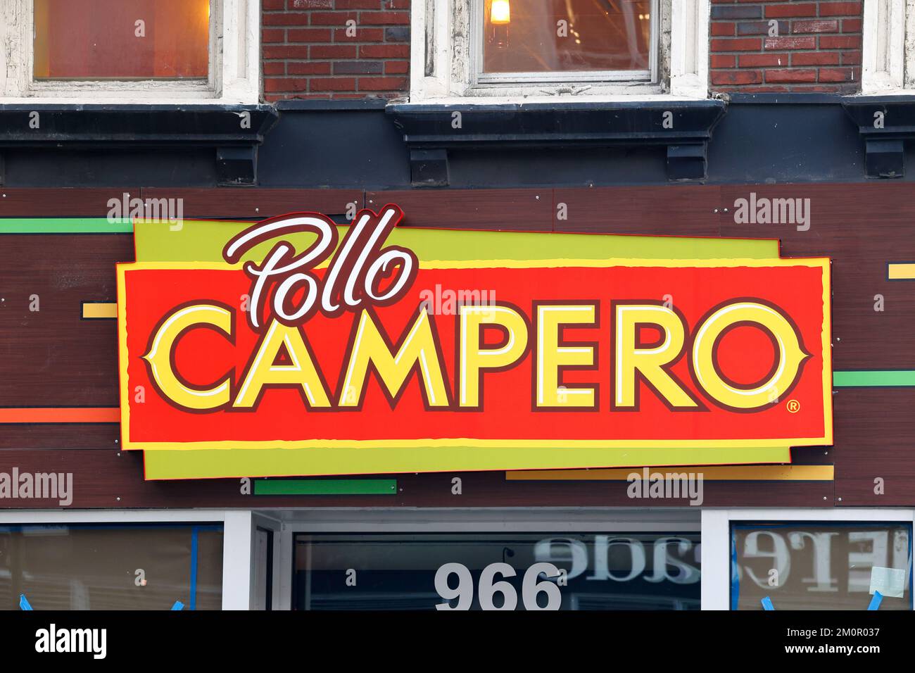 Señalización para Pollo Campero, pollo frito guatemalteco, en una tienda en Midtown Manhattan, Nueva York Foto de stock