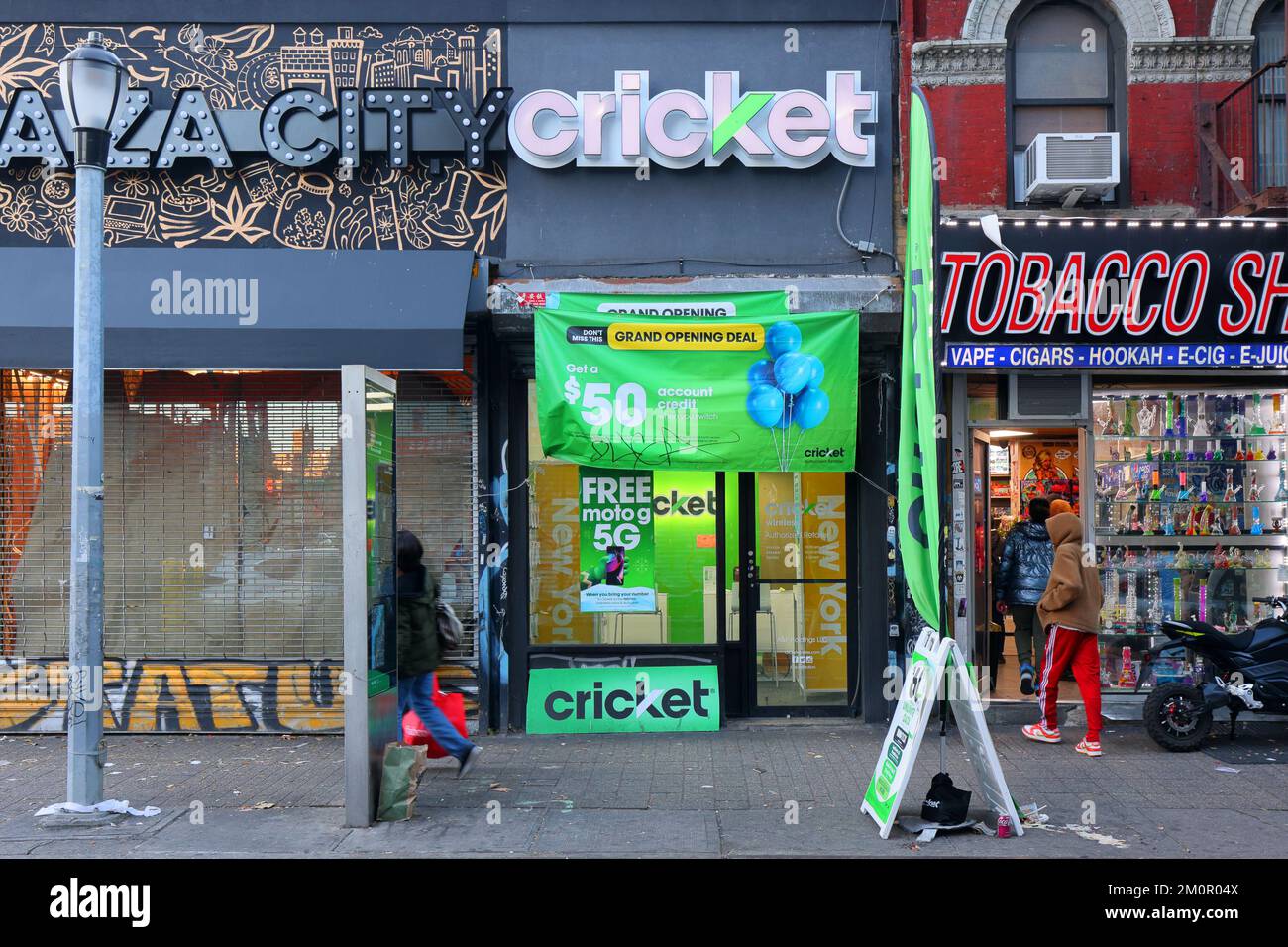 Cricket Wireless, 109 Clinton St, Nueva York, Nueva York, Nueva York, foto del escaparate de un proveedor de telefonía celular en el Lower East Side de Manhattan. Foto de stock