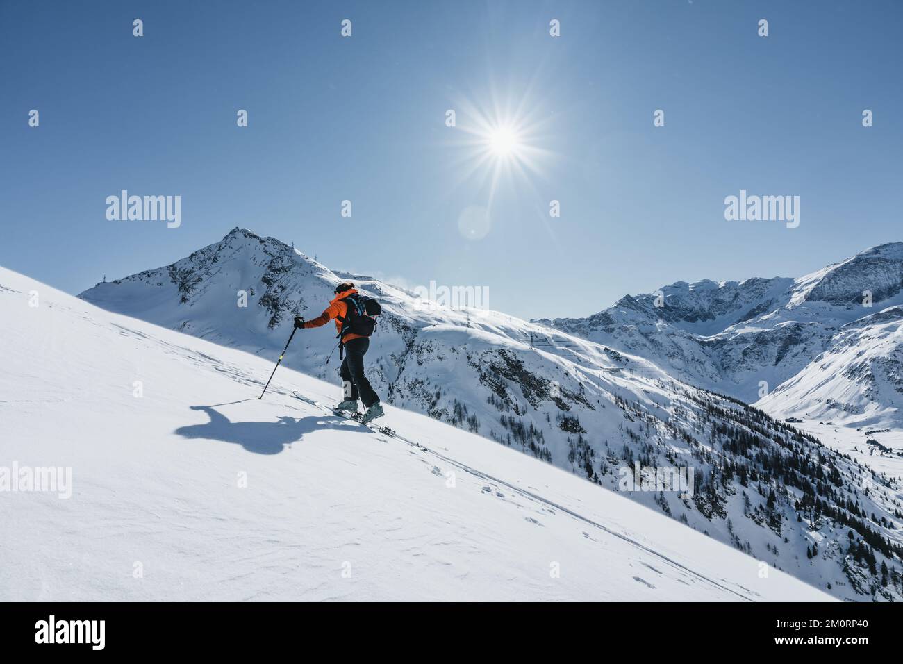 Mujer esquiando en invierno en los alpes austriacos, Gastein, Salzburgo, Austria Foto de stock