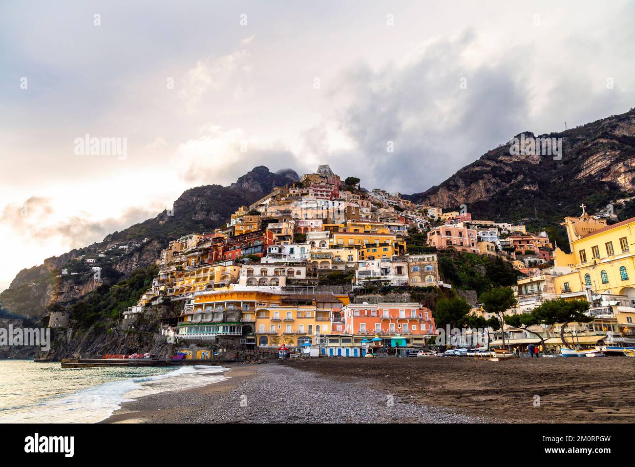 Vista panorámica de casas de colores en la ladera de la ciudad de Positano al atardecer, Positano, Campania, Italia Foto de stock