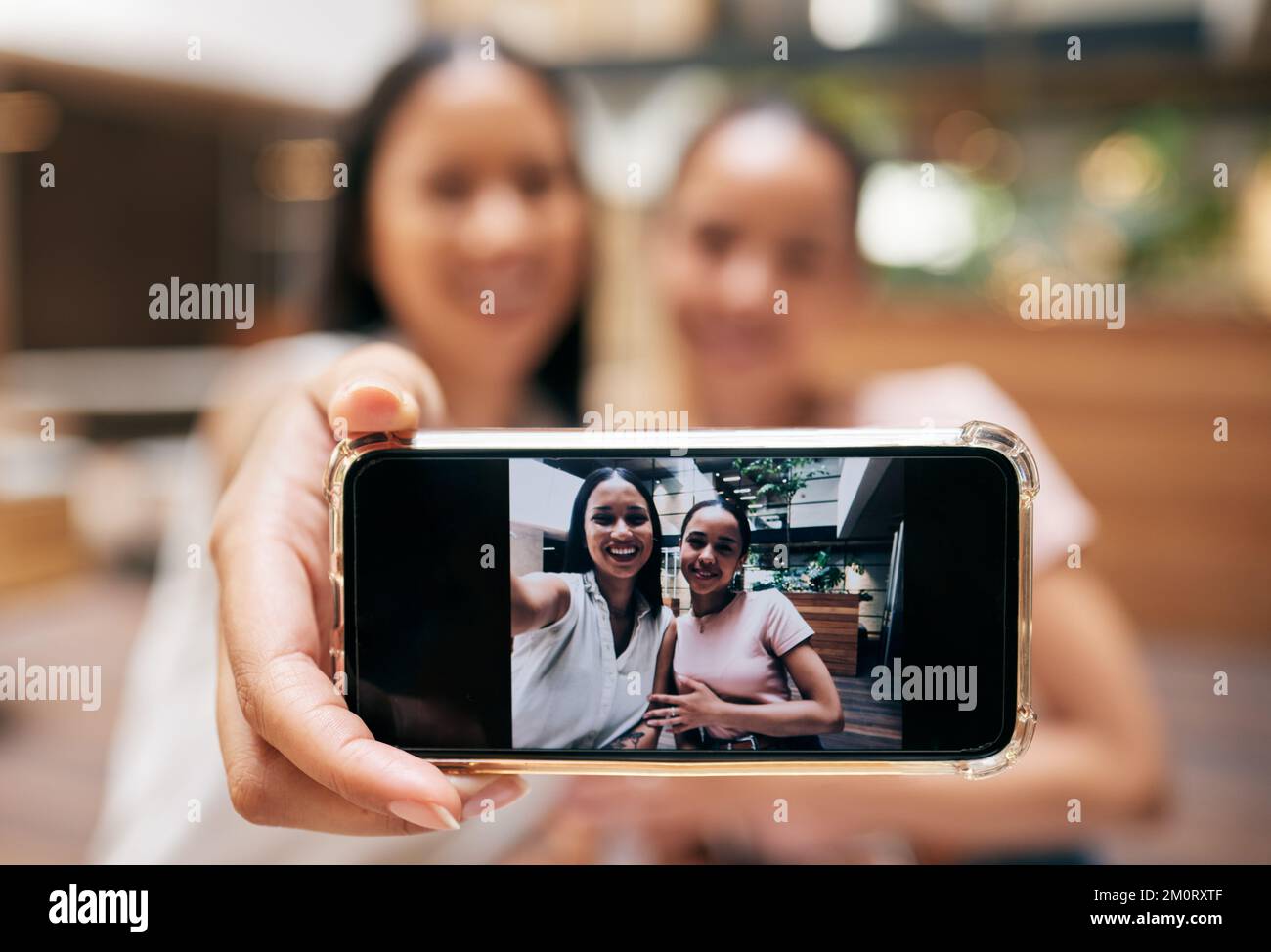 Teléfono, amigos y mujer con selfie en la pantalla disfrutando de compras, tiempo de calidad y fin de semana en el centro comercial. Amistad, medios sociales y niñas felices Foto de stock
