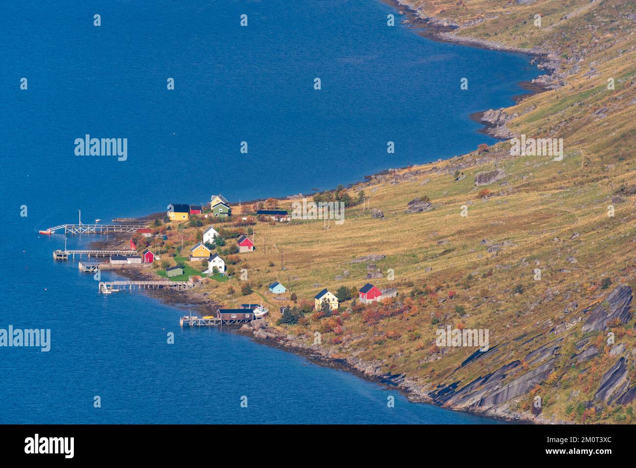 Noruega, Nordland, islas Lofoten, isla Moskenesoy, vista de los pueblos pesqueros de Reine, Sakrisoy, Toppoy, y Hamnoy de Reinebringen (448m) Foto de stock