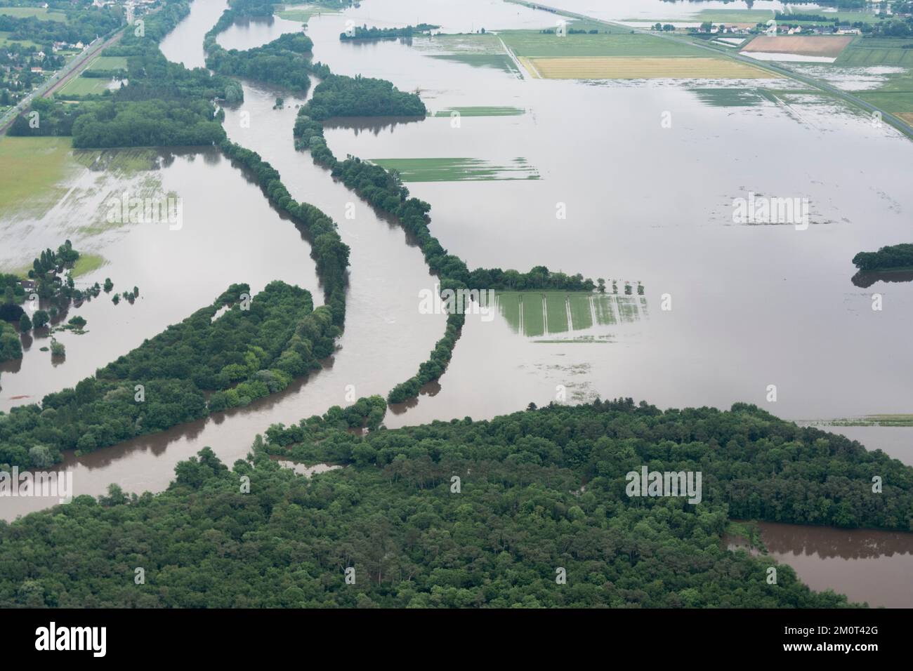 Francia, Indre-et-Loire (37), el río Cher emerge de su lecho durante los diez años de inundación de junio de 2016. Sólo los árboles a lo largo del río todavía permiten identificar su lecho principal. Foto de stock