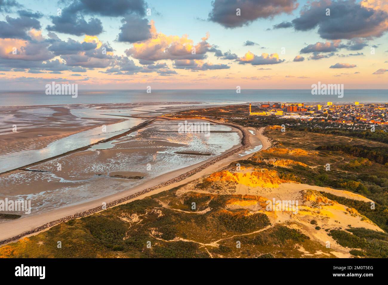 Francia, Paso de Calais (62), Bahía Authie, Berck-sur-mer, Amanecer sobre las dunas de Marquenterre y la ciudad de Berck que bordean la bahía de Authie (vista aérea) Foto de stock