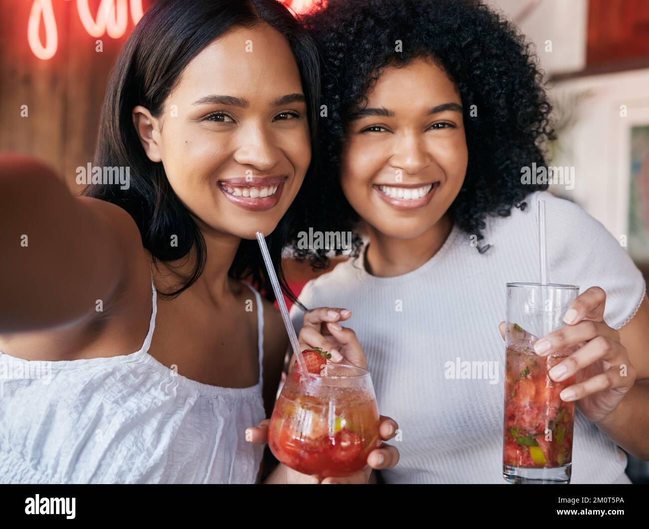 Selfie, mujeres negras y cócteles en el pub, celebración y disfrute juntos de la hora feliz. Mujeres jóvenes, niñas afroamericanas y beber para el evento Foto de stock