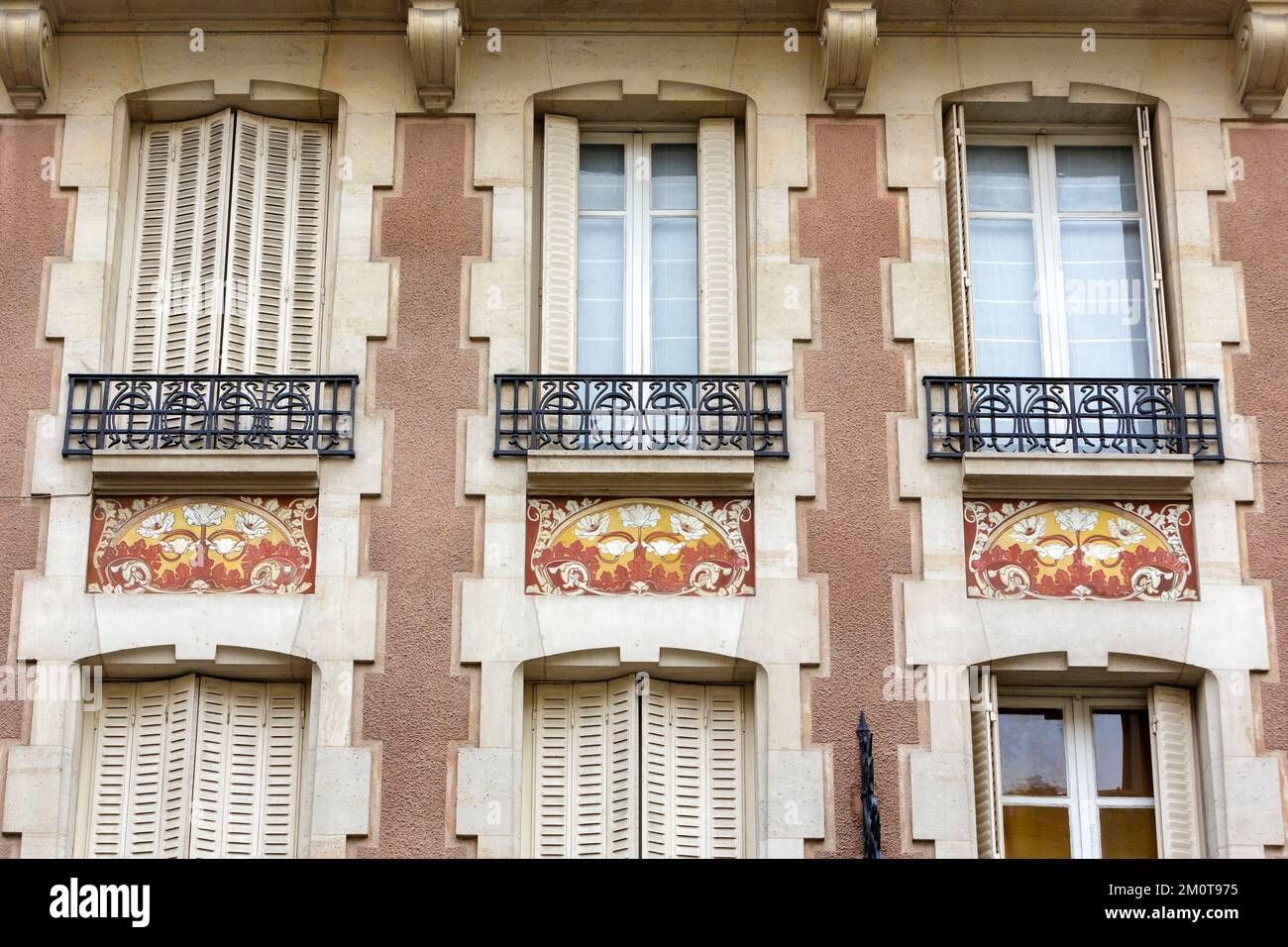 Francia, Meurthe et Moselle, Nancy, detalle de las decoraciones de la fachada que representan las flores de un edificio de estilo Art Nouveau situado rue Blandan Foto de stock