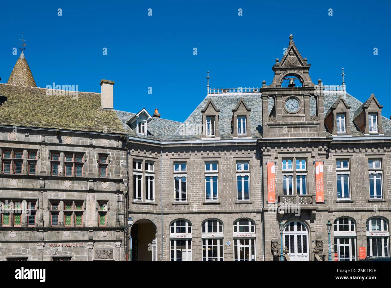 Francia, Cantal, Saint Flour, Alfred Douet museo, fachadas de la antigua casa consular y la oficina de turismo Foto de stock