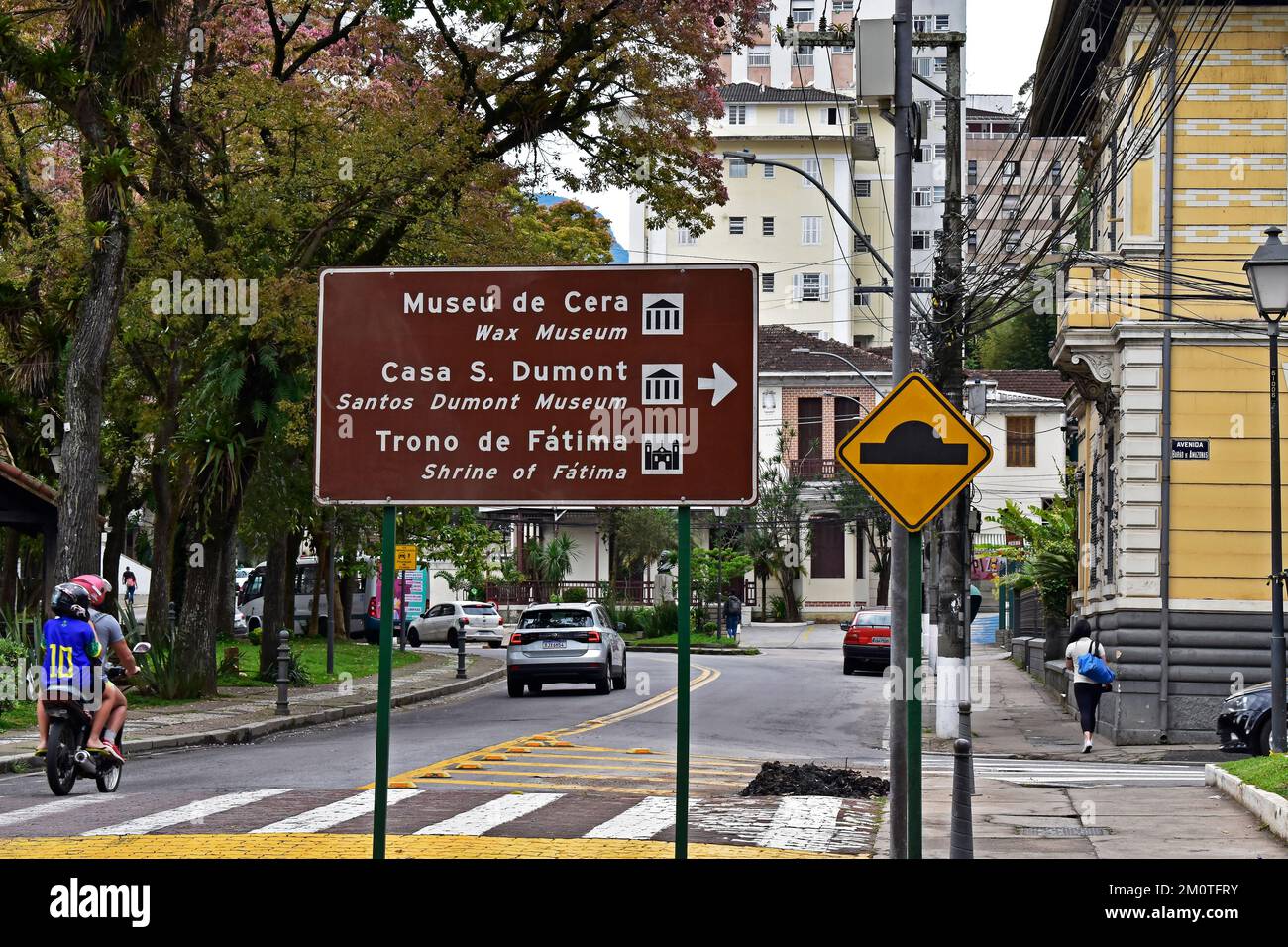 PETRÓPOLIS, RÍO DE JANEIRO, BRASIL - 28 de octubre de 2022: Señal de la calle que indica la dirección de las atracciones turísticas Foto de stock