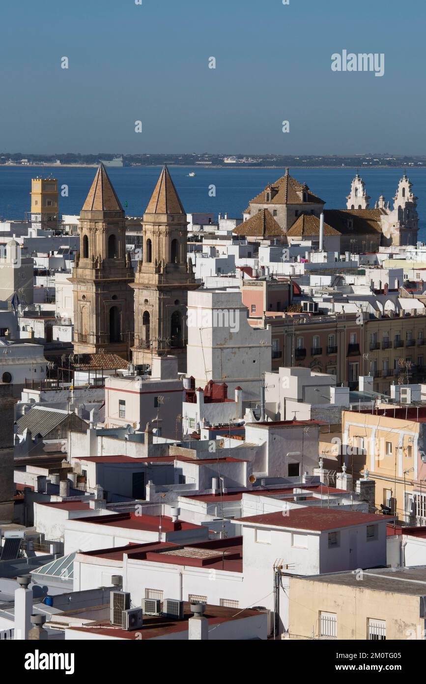 España, Andalucía, Cádiz, los tejados del casco antiguo de la ciudad de la que las torres de la iglesia y las torres comerciales del siglo 18th emergen contra del mar Foto de stock