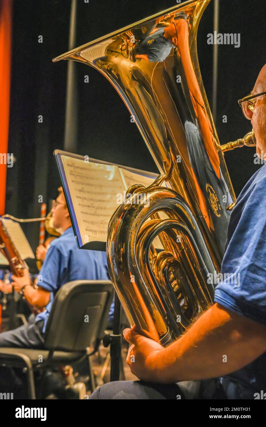 La tuba o bajo es el más grande de los instrumentos de viento de metal