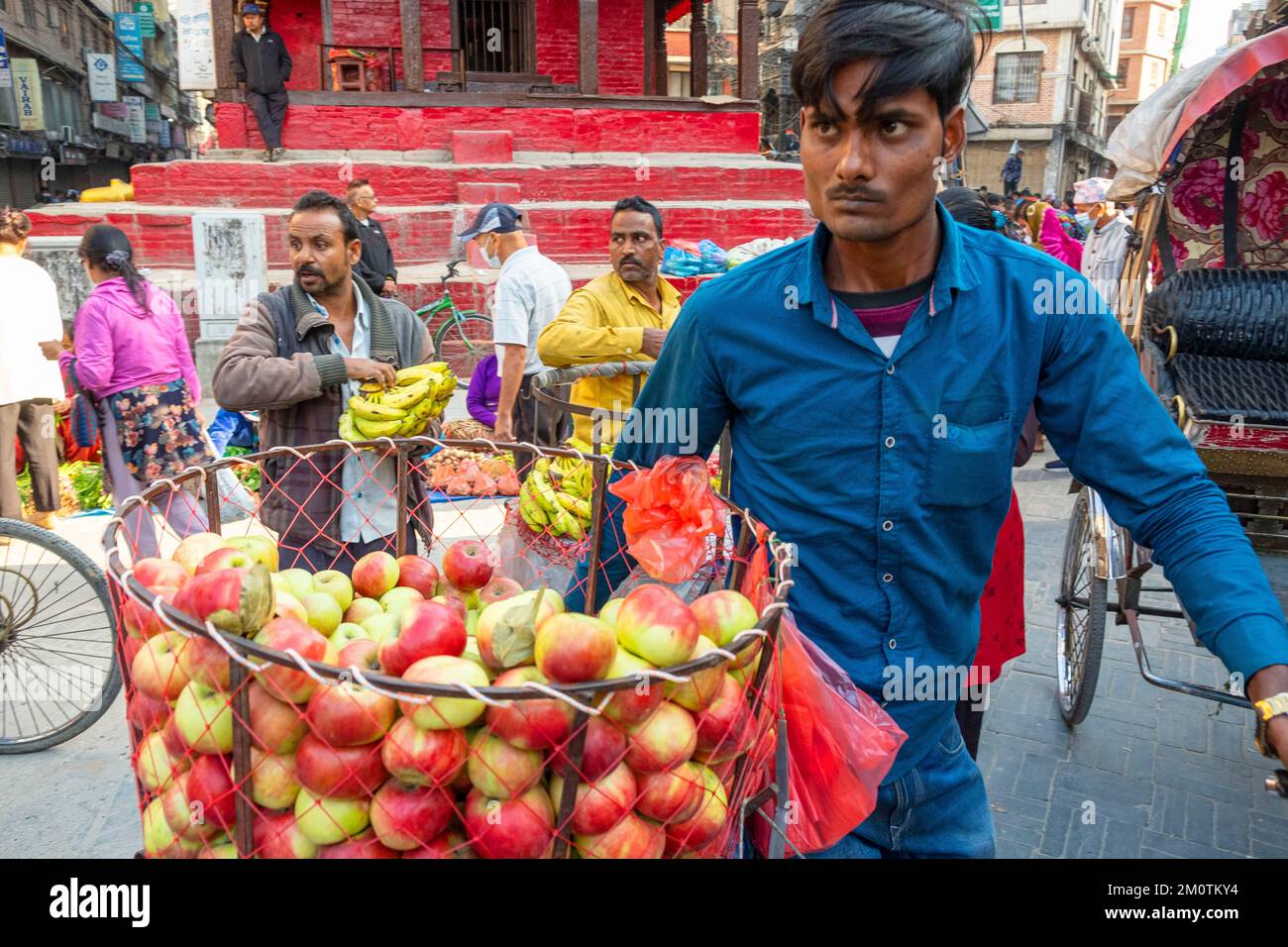 Nepal, Kathmandu, centro de la ciudad cerca de Durbar Square, los vendedores ambulantes se establecieron hasta 8am, antes de que las tiendas abrieran Foto de stock