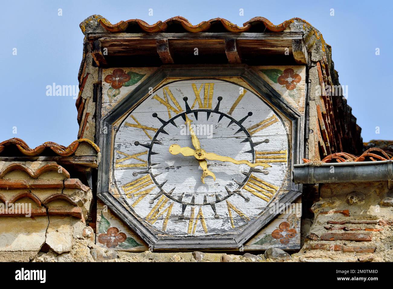 Francia, Altos Pirineos, Saint Sever de Rustan, reloj de madera Foto de stock