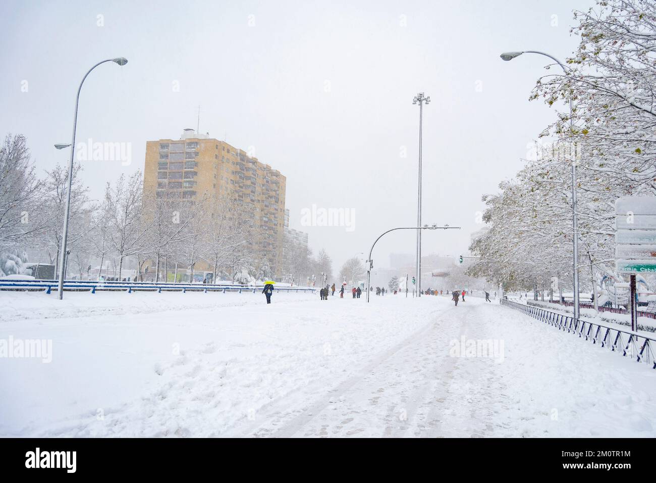 Nieve. Calles cubiertas de una manta blanca de nieve que cubre todos los elementos que hay en la calle. 2. 3. Diciembre. 2023. Manto blanco. Alemania. Foto de stock