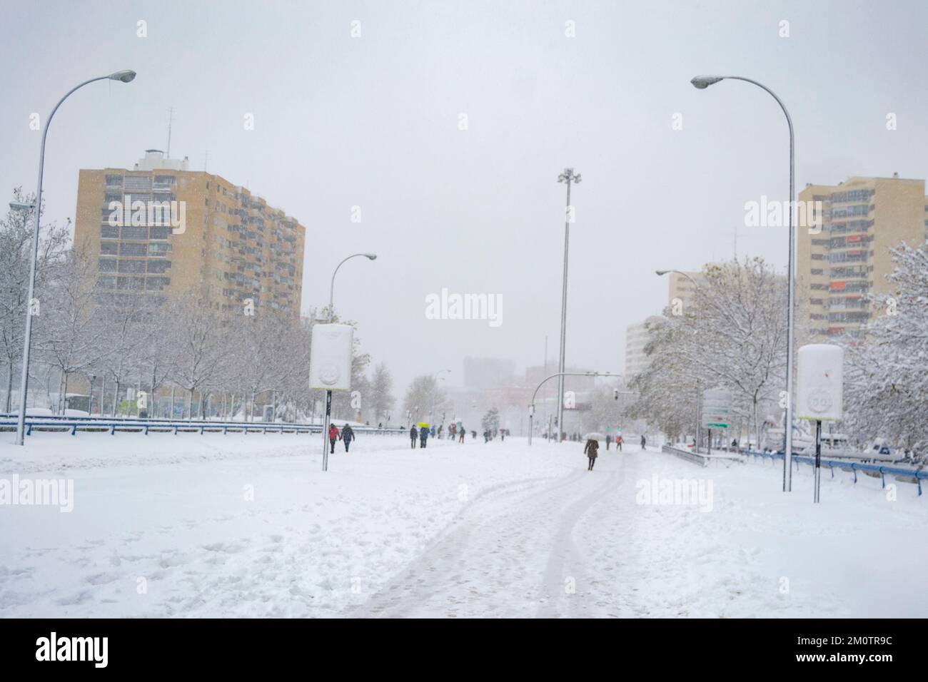Nieve. Calles cubiertas de una manta blanca de nieve que cubre todos los elementos que hay en la calle. 2. 3. Diciembre. 2023. Manto blanco. Alemania. Foto de stock