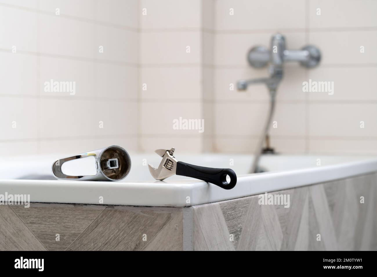Alcachofa de ducha negra en la bañera con grifos dentro del baño de la casa  Fotografía de stock - Alamy
