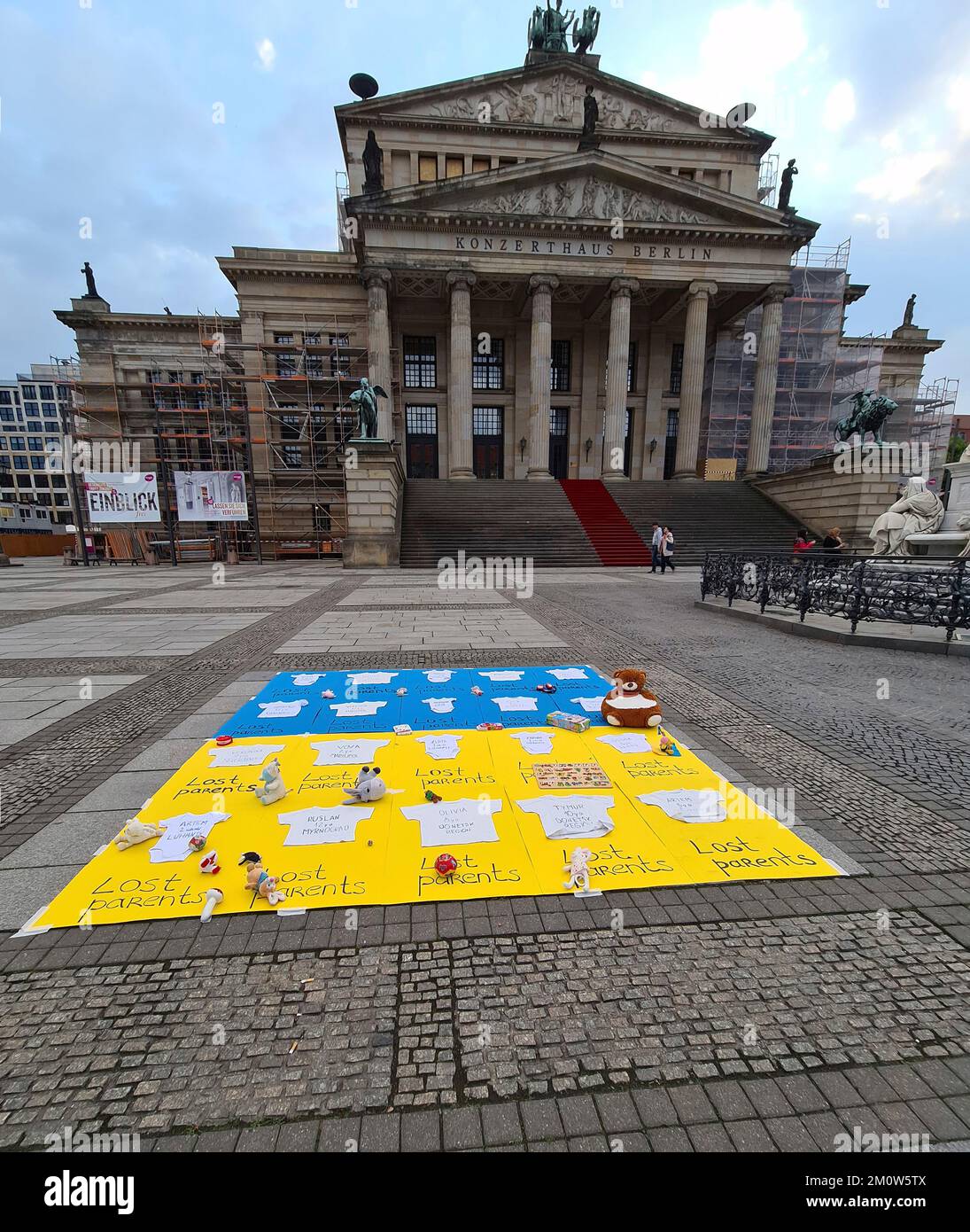 Protest gegen die russische Invasion der Ukraine - Demonstration vor dem Konzerthaus, Gendarmenmarkt, Berlín (nur fuer redaktionelle Verwendung. Introduzca Foto de stock