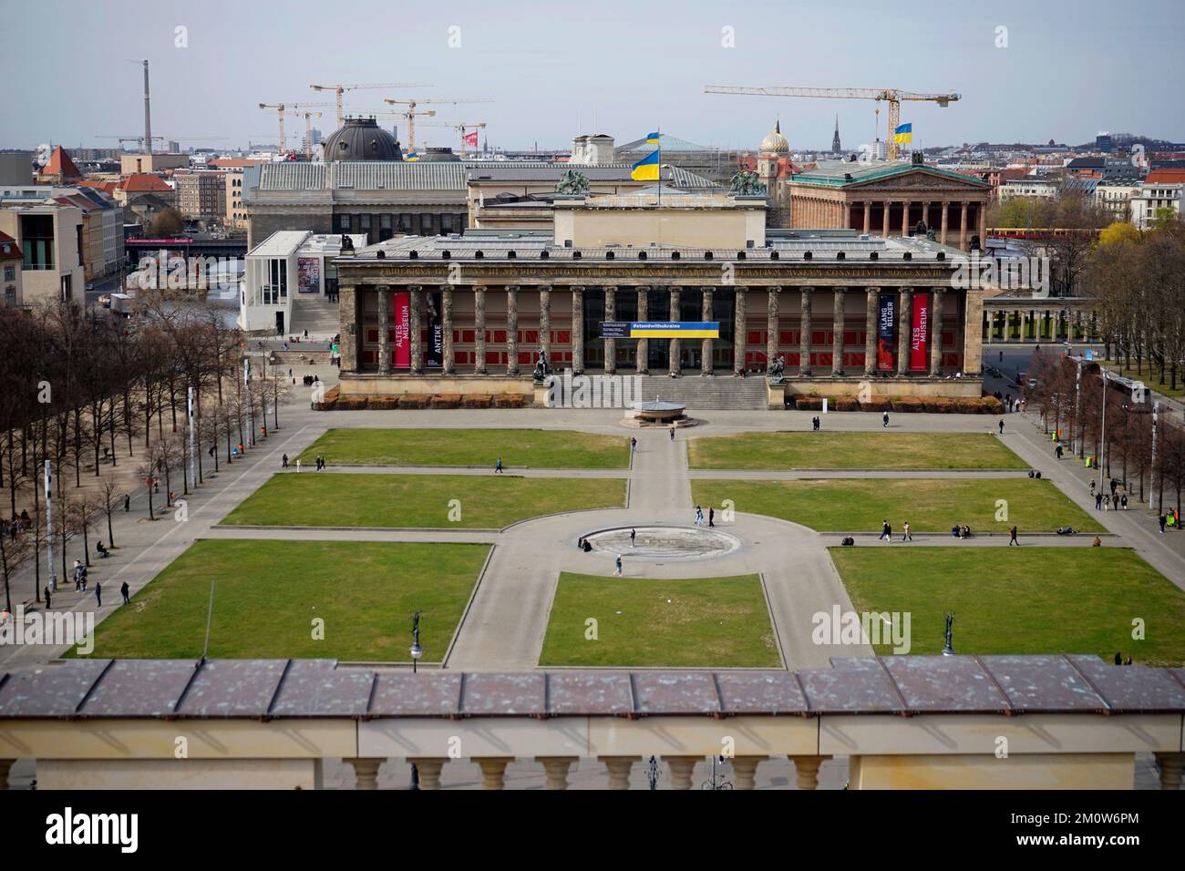 Impressionen - Blick vom Humboldtforum/ Berliner Stadtschloss auf den Lustgarten mit dem Alten Museum, Berlín (nur fuer redaktionelle Verwendung. Kei Foto de stock