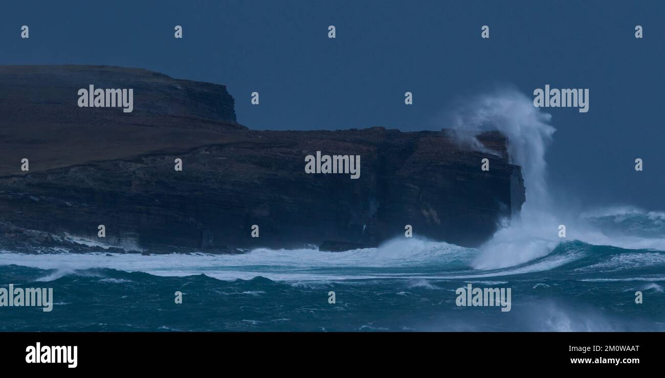 Mares tormentosos en la bahía de Skaill, Islas Orkney Foto de stock