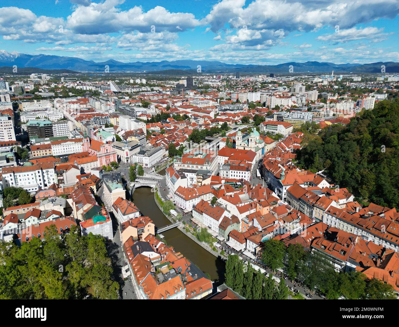 Ljubljana centro de la ciudad de Eslovenia drone vista aérea soleado día de  veranos Fotografía de stock - Alamy