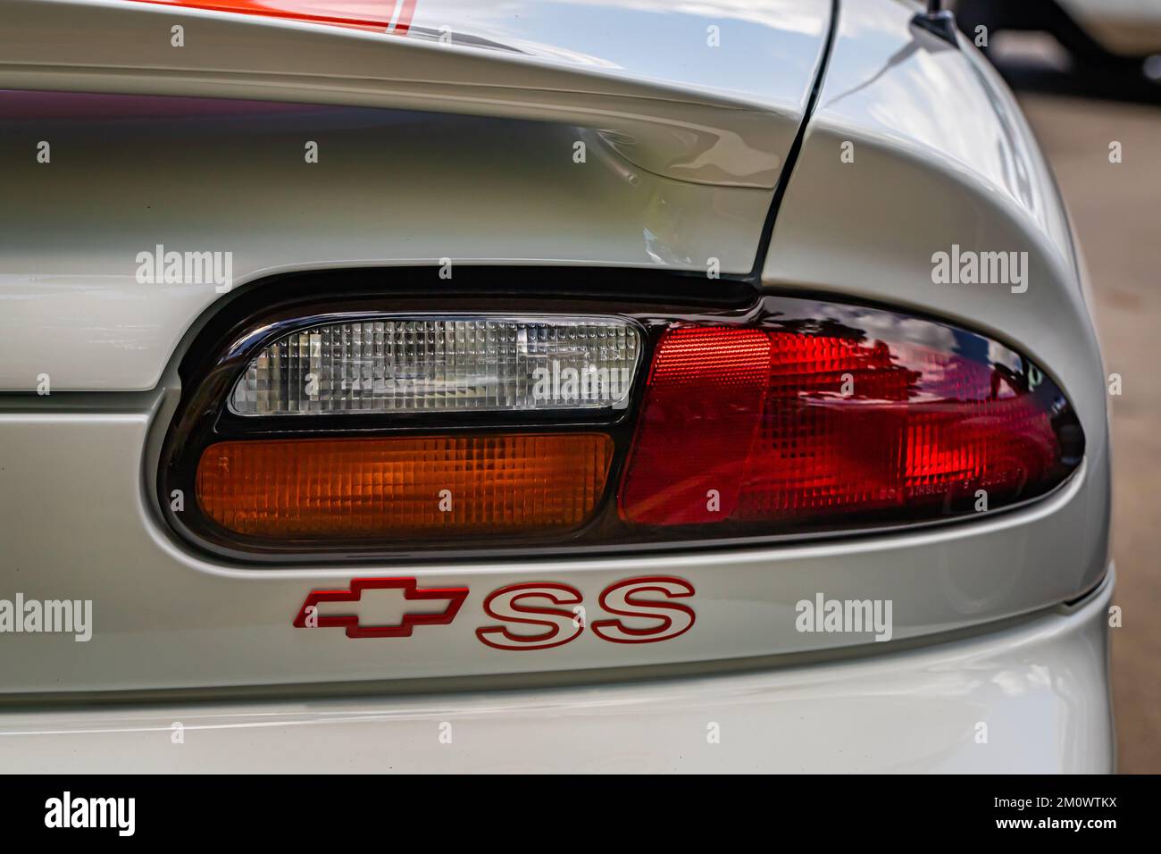 Des Moines, IA - 03 de julio de 2022: Primer plano vista detallada de un  Chevrolet Camaro SS 1997 luces traseras en una exposición de automóviles  local Fotografía de stock - Alamy