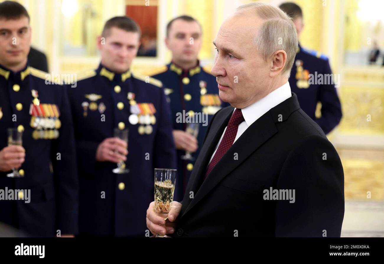 Moscú, Rusia. 08th de Dic de 2022. El presidente ruso Vladimir Putin da a conocer a los soldados que recibieron el Héroe Estrella de Oro de Rusia tras una ceremonia en la víspera del Día de los Héroes de la Patria en el Salón de San Jorge del Gran Palacio del Kremlin, el 8 de diciembre de 2022 en Moscú, Rusia. Crédito: Mikhail Metzel/Kremlin Pool/Alamy Live News Foto de stock