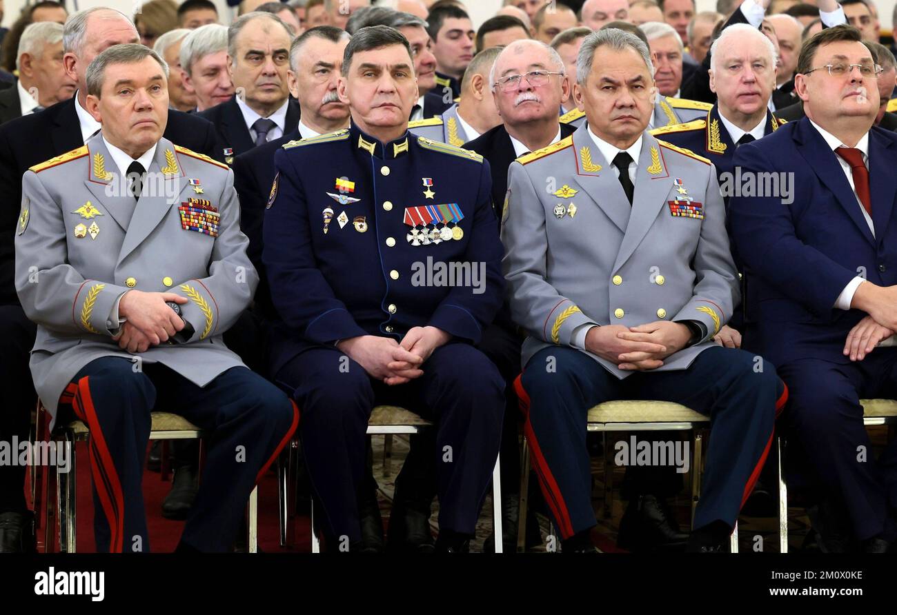 Moscú, Rusia. 08th de Dic de 2022. Los líderes militares rusos escuchan mientras el presidente Vladimir Putin pronuncia sus discursos durante una ceremonia en la víspera del Día de los Héroes de la Patria en el Salón de San Jorge del Gran Palacio del Kremlin, el 8 de diciembre de 2022 en Moscú, Rusia. De izquierda a derecha están: Valery Gerasimov, Jefe de Estado Mayor de las Fuerzas Armadas, el Coronel Vadim Pankov, el Ministro de Defensa Sergei Shoigu y el Ministro de Justicia Konstantin Chuichenko. Crédito: Mikhail Metzel/Kremlin Pool/Alamy Live News Foto de stock