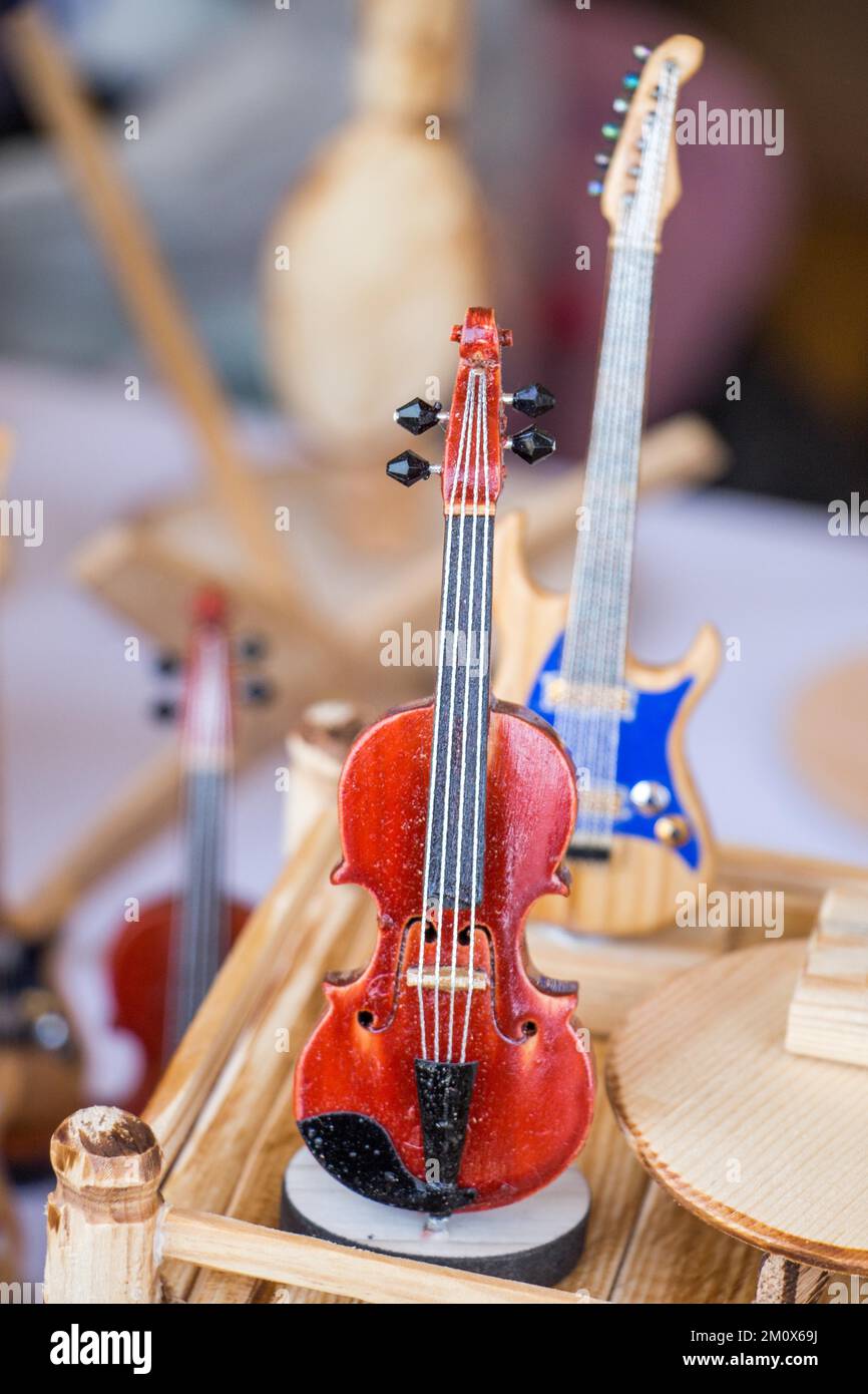 Conjunto de modelos de instrumentos musicales hechos de madera Fotografía  de stock - Alamy