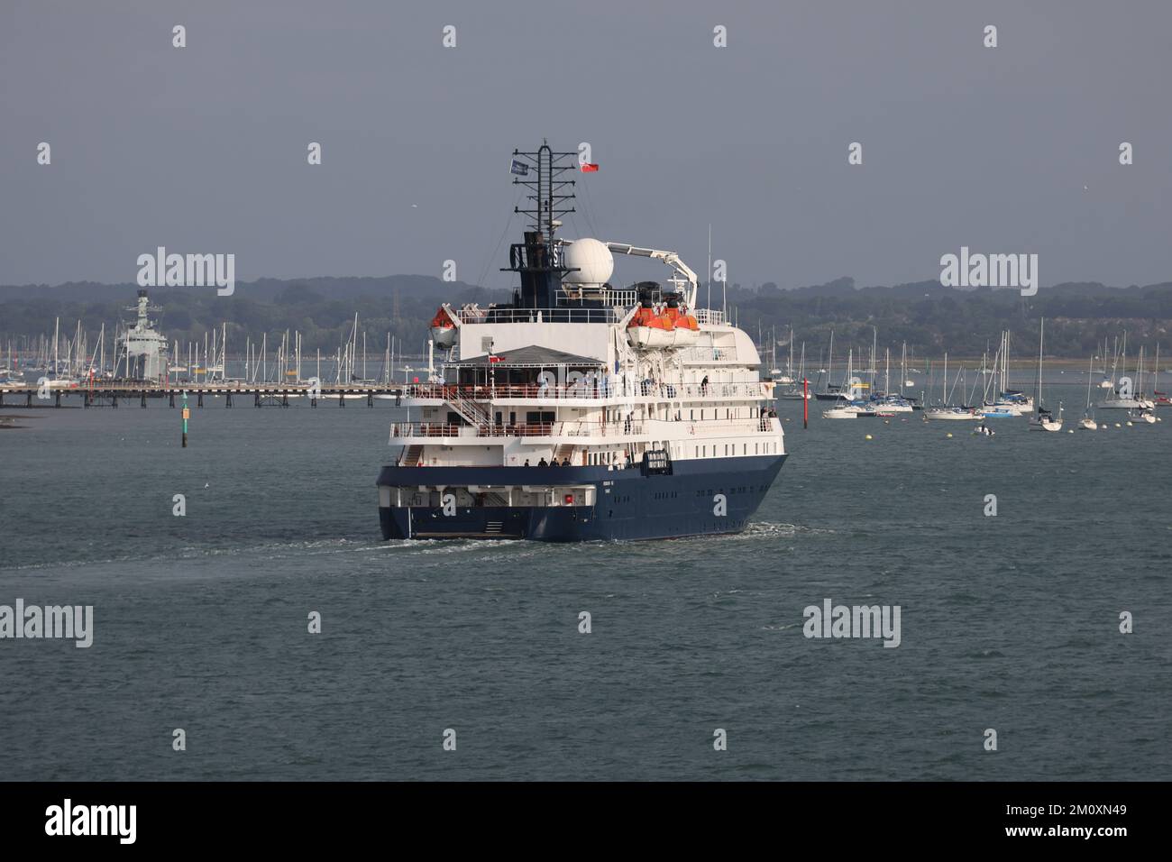 El barco crucero de Noble Caledonia HEBRIDEAN EN el puerto de Portsmouth con destino a la terminal del puerto internacional Foto de stock