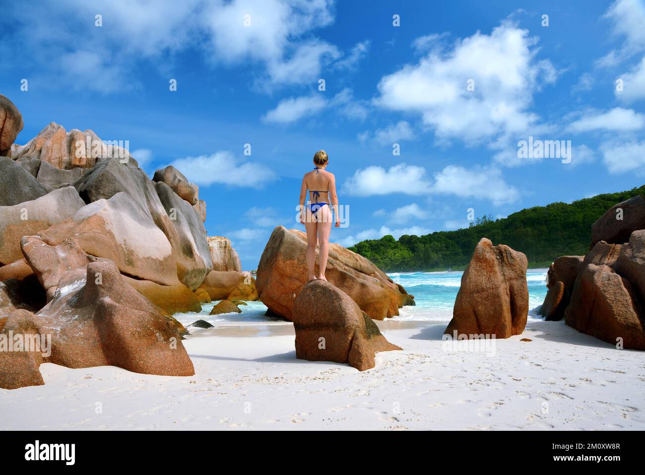 Chica en la playa de Anse Cocos en la isla La Digue, Océano Índico, Seychelles. Foto de stock
