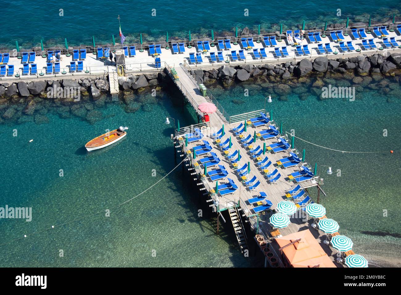 Vista del embarcadero del club de playa desde la terraza Villa Comunale (jardín público), Sorrento (Surriento), región Campania, Italia Foto de stock