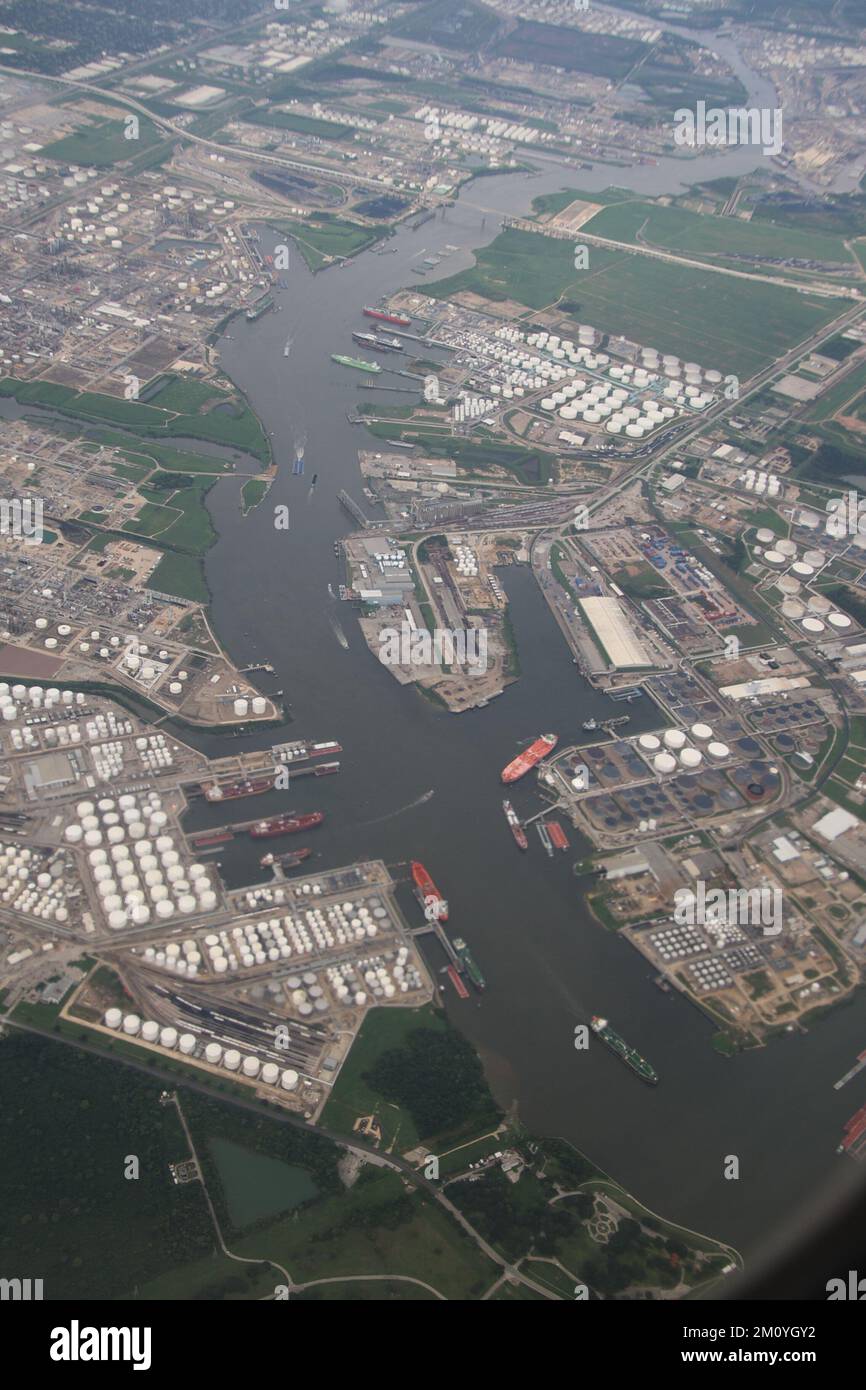 Vista aérea del canal de barcos de Houston con infraestructura de