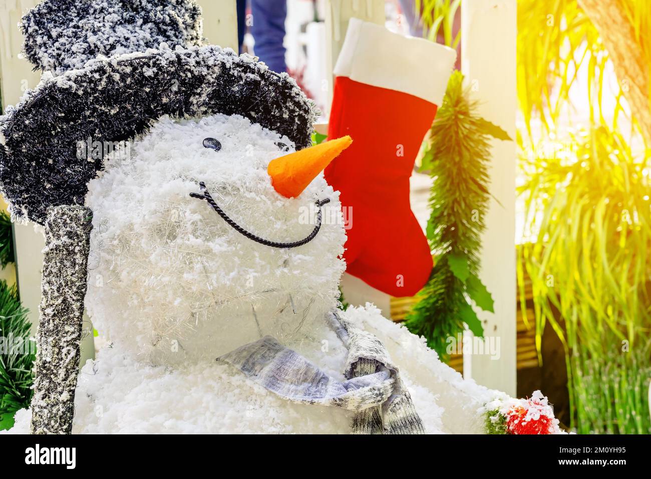 Hermosa Decoración Decorativa De Muñeco De Nieve Artificial En La Entrada  De Una Pequeña Comunidad De Viviendas Muñeco De Nieve Parado Frente Al  Parque Público En El Concepto De Navidad Y Año