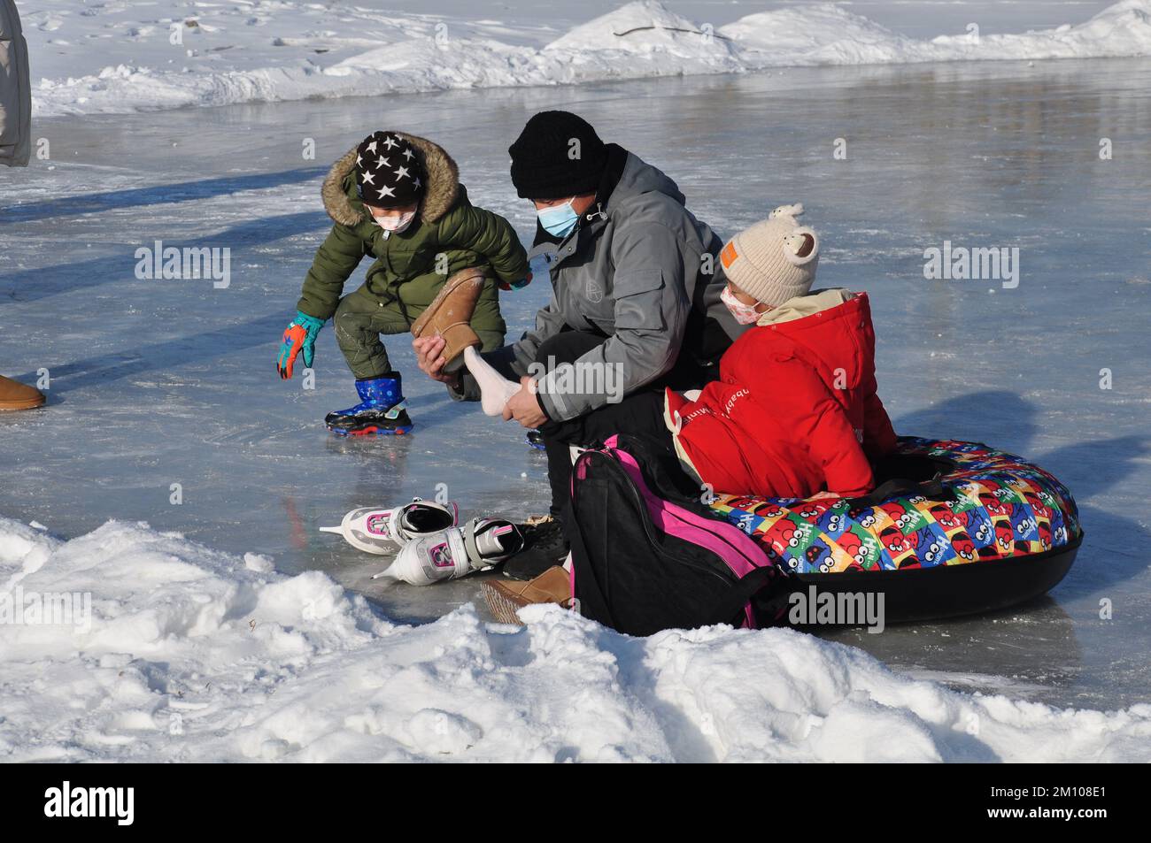 YICHUN, CHINA - 9 DE DICIEMBRE de 2022 - Los niños juegan en la nieve en la ciudad de Yichun, provincia de Heilongjiang, China, 9 de diciembre de 2022. A medida que China optimizó aún más el Foto de stock