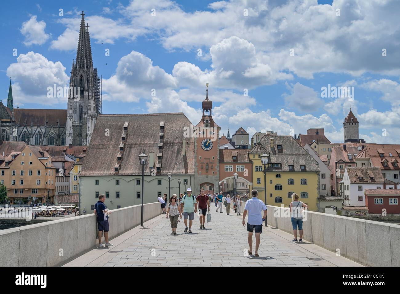 Passanten, Steinerne Brücke, Altstadt, Regensburg, Bayern, Alemania Foto de stock