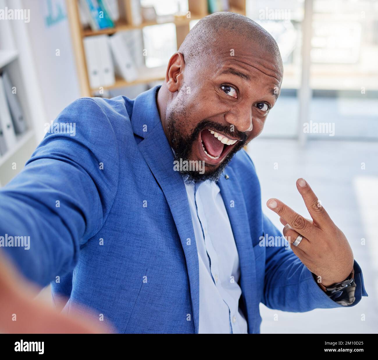 El hombre negro, el selfie y la paz firman el éxito empresarial, mientras que están emocionados y entusiasmados con las publicaciones en medios sociales o blogs sobre logros o victorias Foto de stock