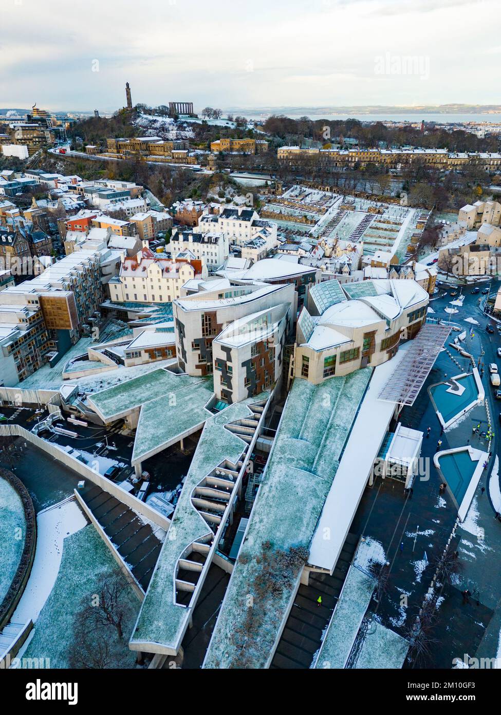 Vista aérea de los techos cubiertos de nieve de los edificios del Parlamento Escocés en Holyrood, Edimburgo, Escocia, Reino Unido Foto de stock