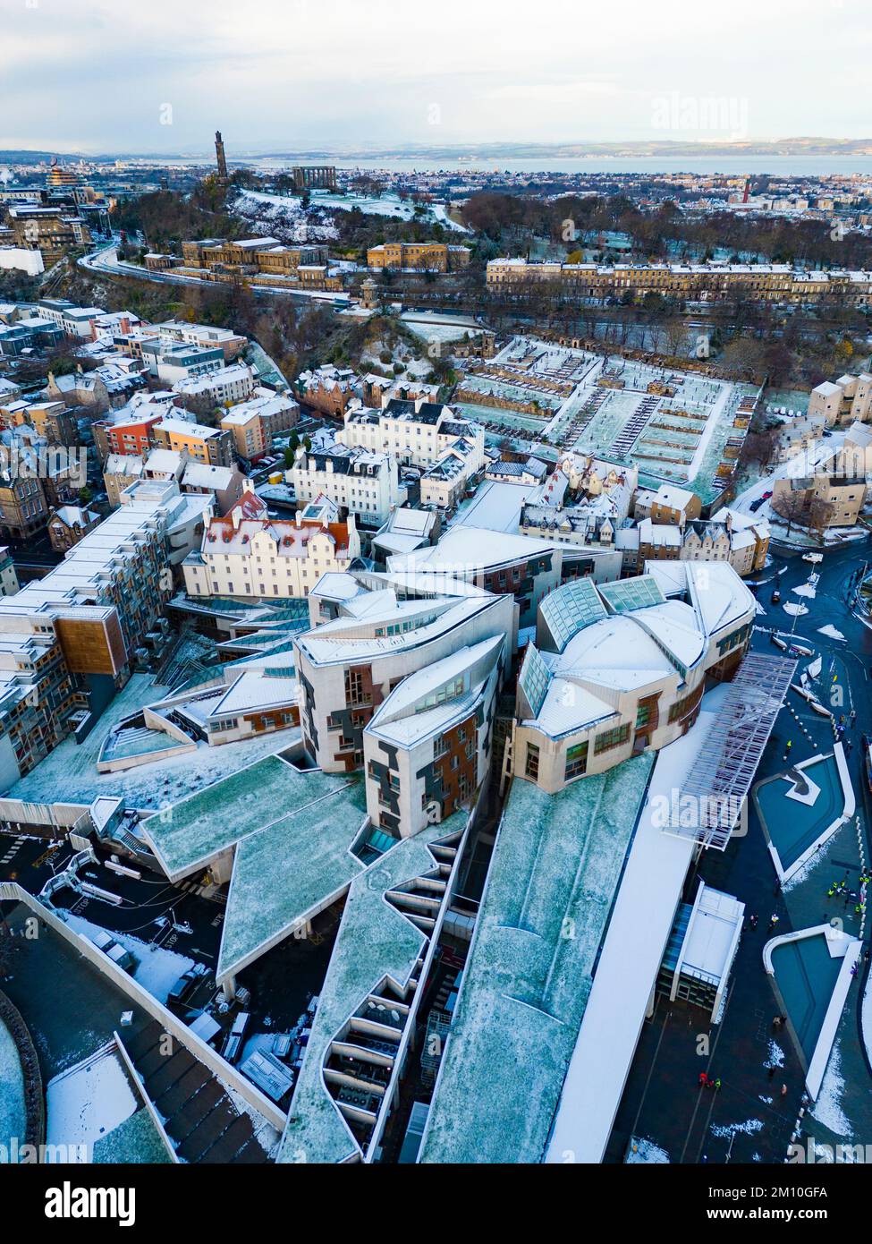 Vista aérea de los techos cubiertos de nieve de los edificios del Parlamento Escocés en Holyrood, Edimburgo, Escocia, Reino Unido Foto de stock