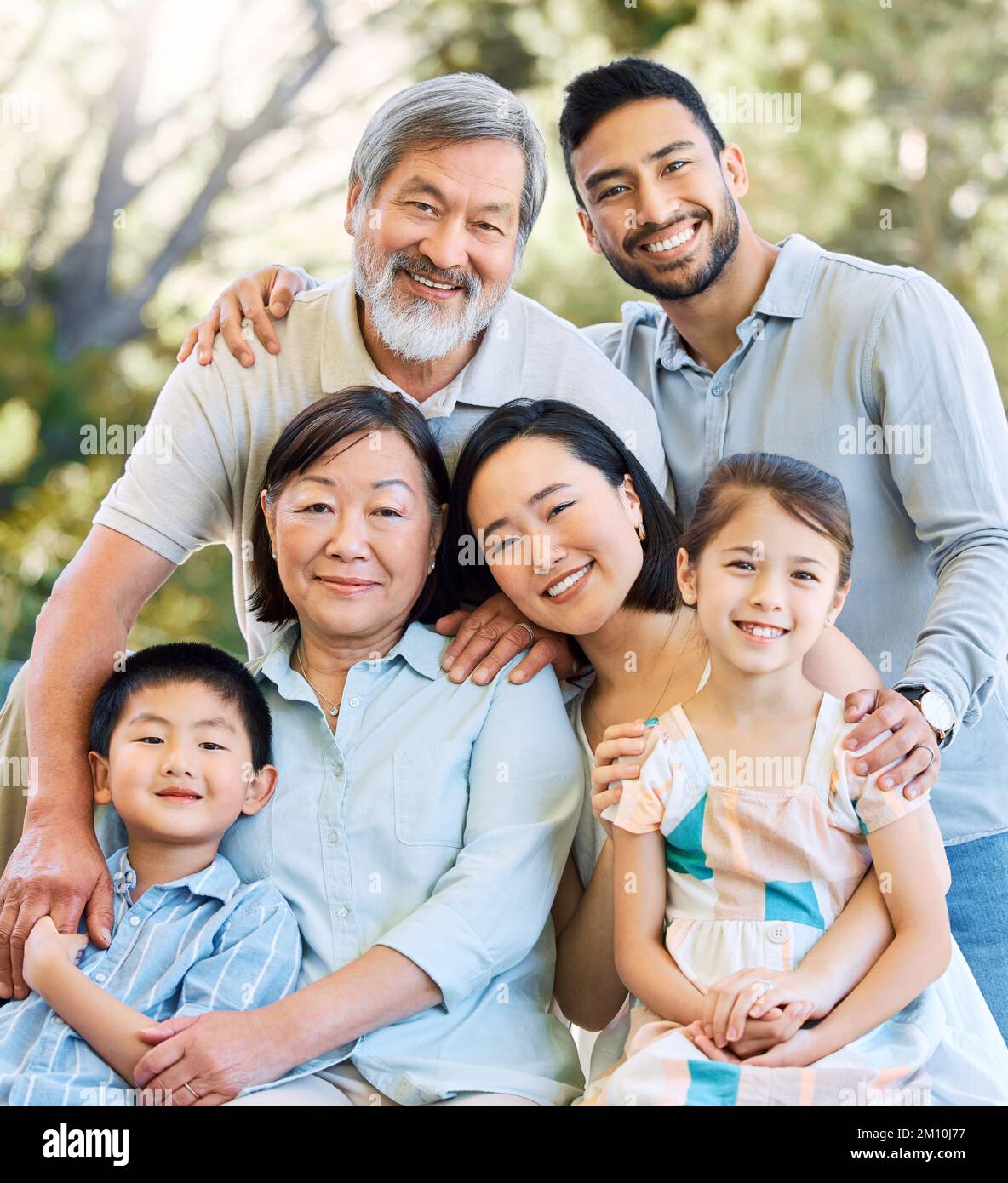 La familia es la roca más estable del mundo. una familia feliz pasando tiempo juntos en un jardín. Foto de stock