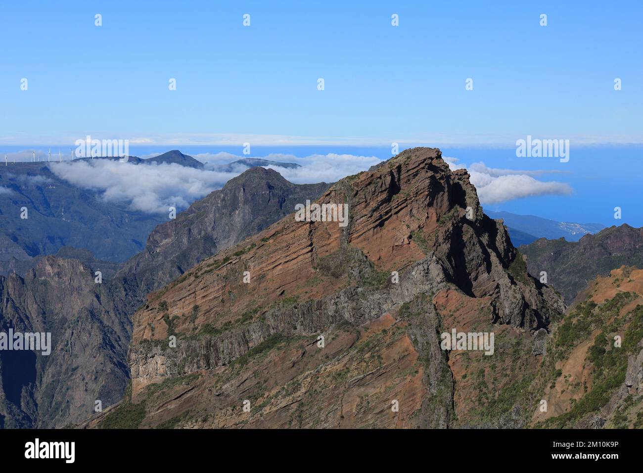 Pico do Arieiro, Madeira - Inversión de nubes en lo alto entre los picos montañosos con el Océano Atlántico en la distancia Foto de stock