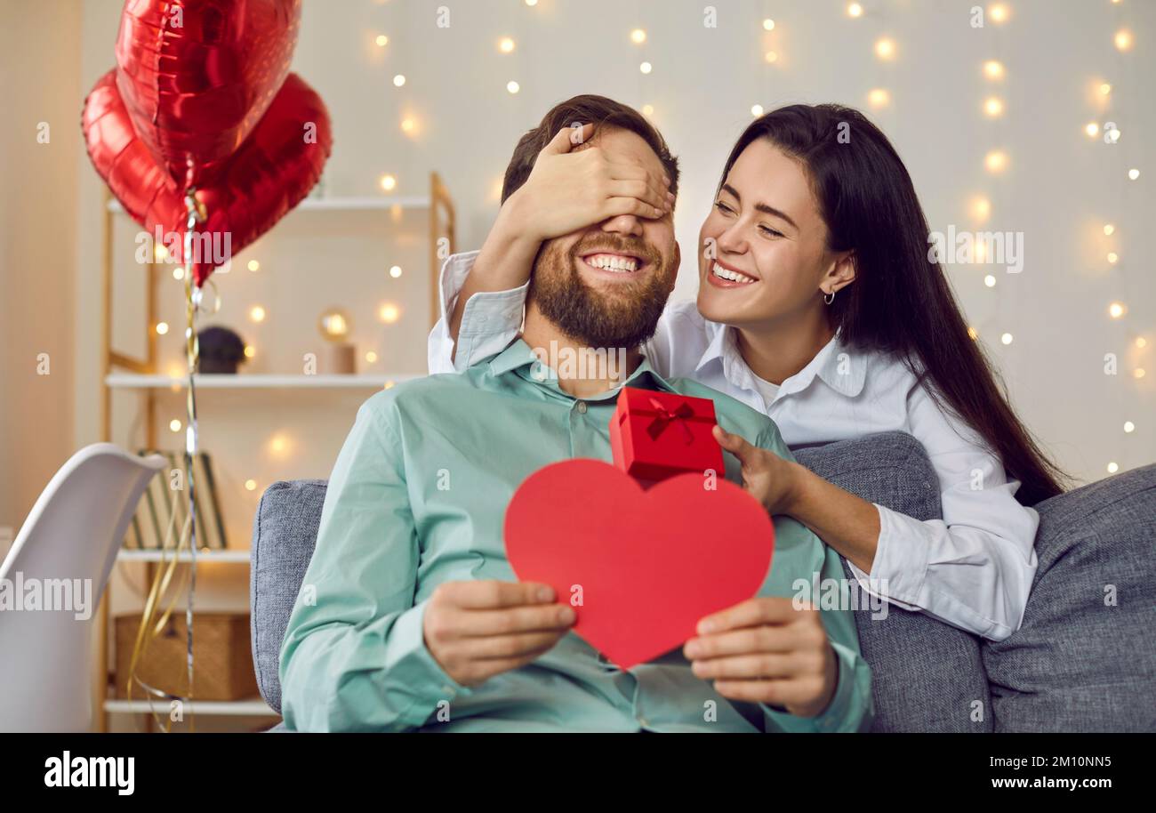 Feliz, mujer amorosa cubre los ojos del hombre como ella hace sorpresa para  él en el día de San Valentín Fotografía de stock - Alamy