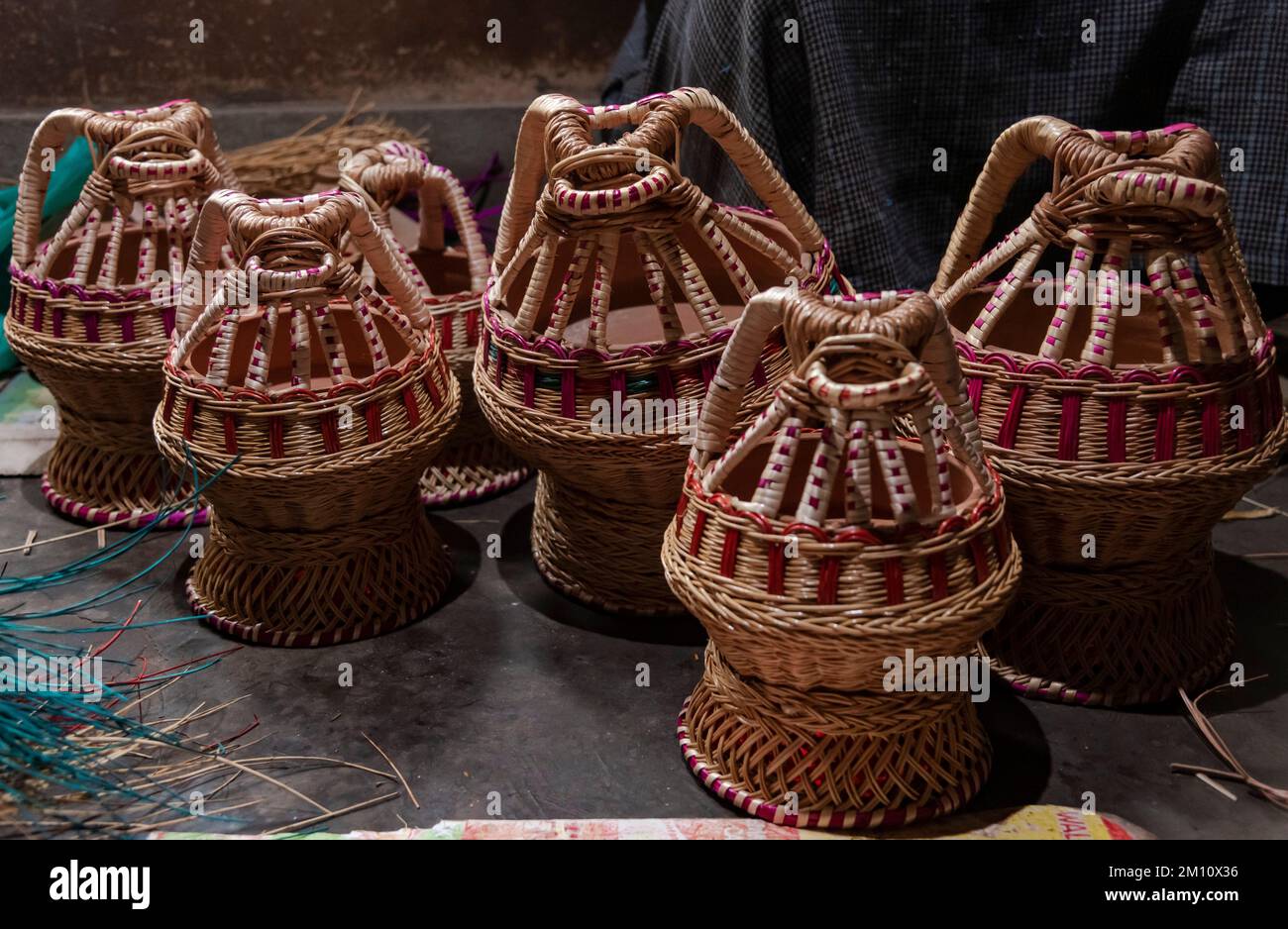 Budgam, India. 09th de Dic de 2022. Preparado 'Kangri' (una olla utilizada  en Cachemira para mantenerse caliente) visto en tierra en un lugar de  trabajo en Budgam. Chilai Kalan', el período invernal