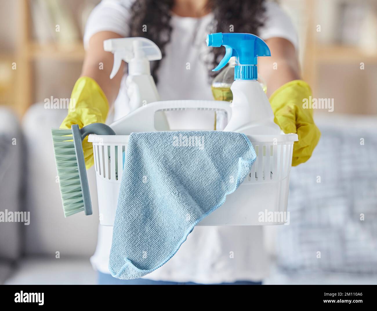 Spray de esponja y mujer con productos de limpieza en el hogar para la  higiene, la salud y el bienestar ama de llaves de limpieza de primavera y  equipo de sujeción femenino
