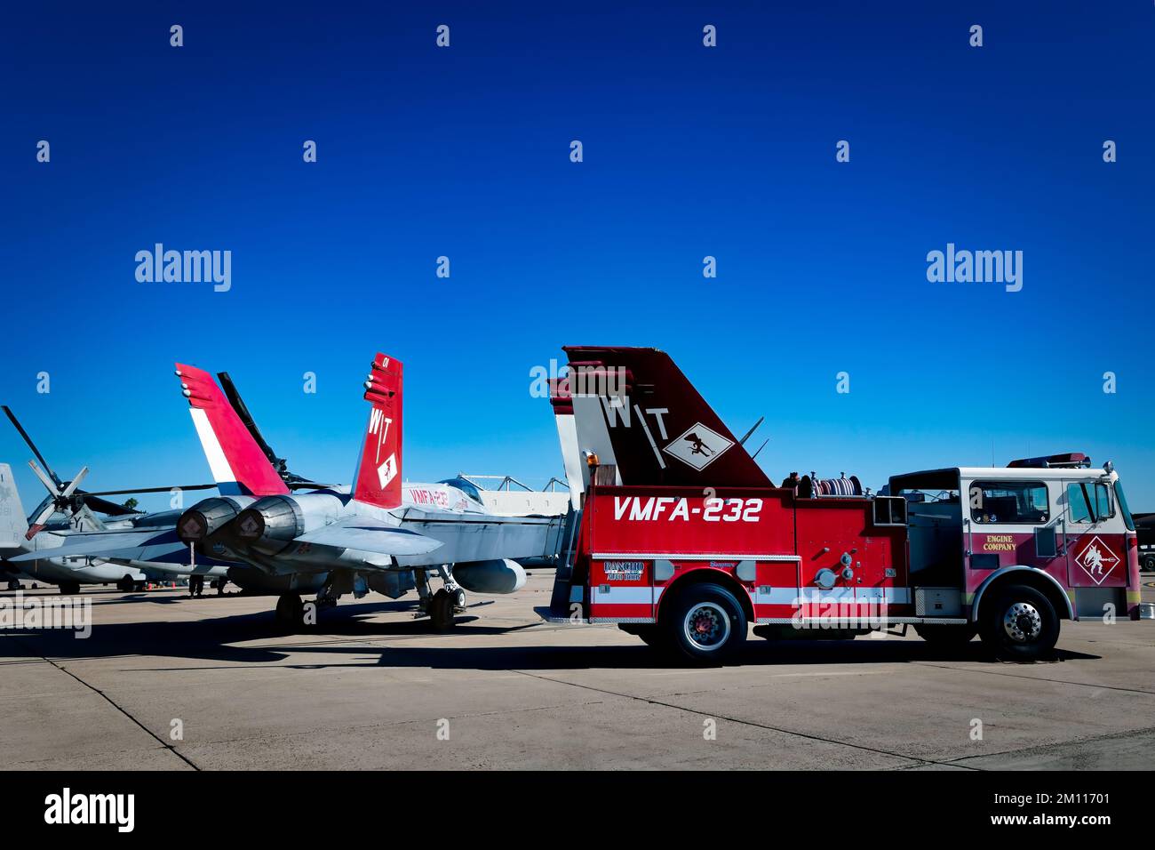 La pantalla estática del Escuadrón de Ataque de Combate Marino 232 (VMFA-232), con un F-18 Hornet, antes de que las multitudes lleguen al Salón Aeronáutico Miramar 2022 en San Die Foto de stock