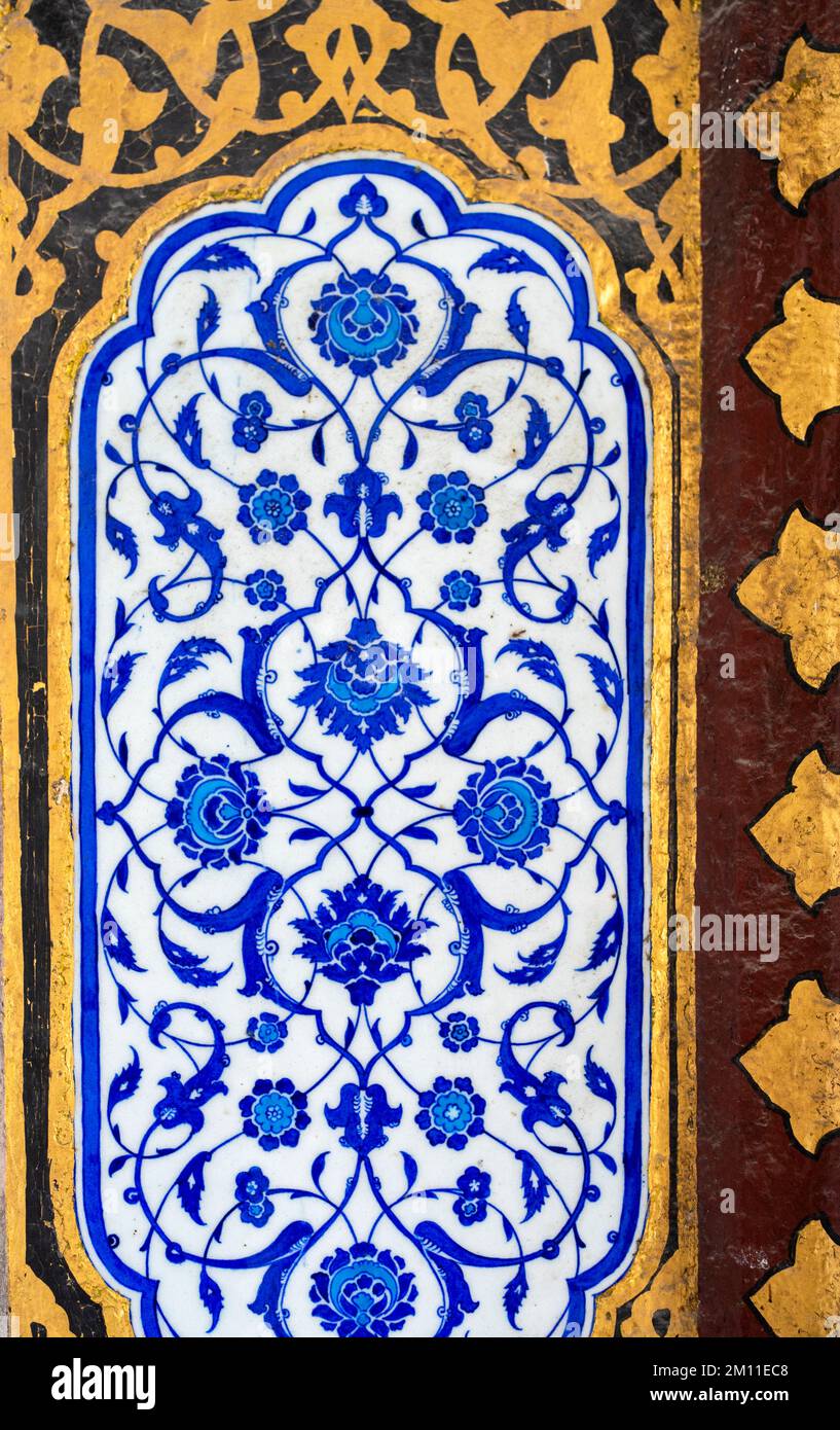 Antiguas baldosas otomanas de color azul en la pared del Palacio