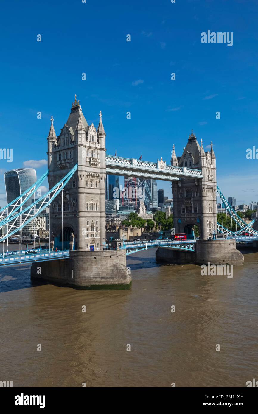 Tower Bridge in the Daytime, Londres, Inglaterra Foto de stock