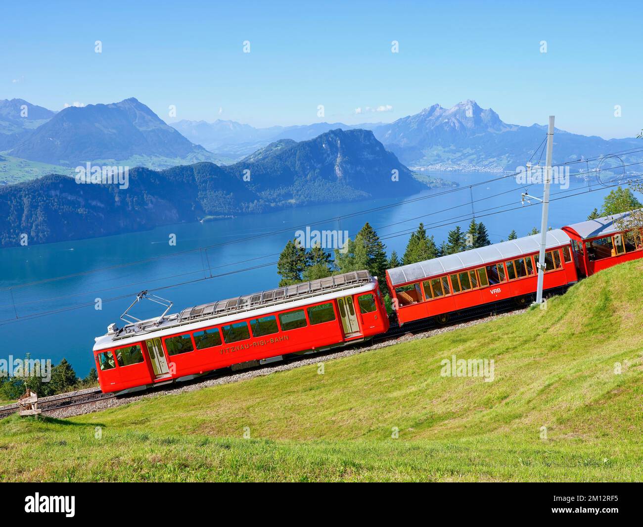 Ferrocarril a cremallera hasta el Rigi, detrás del lago Lucerna con