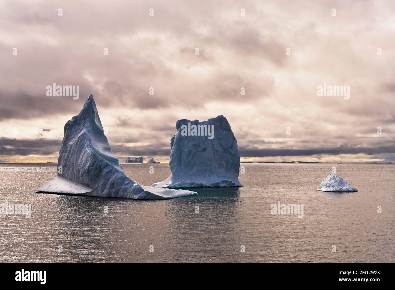 Icebergs flotando en mar abierto frente a la isla Disko, Qeqertarsuaq, Groenlandia Occidental, Groenlandia, Norteamérica Foto de stock