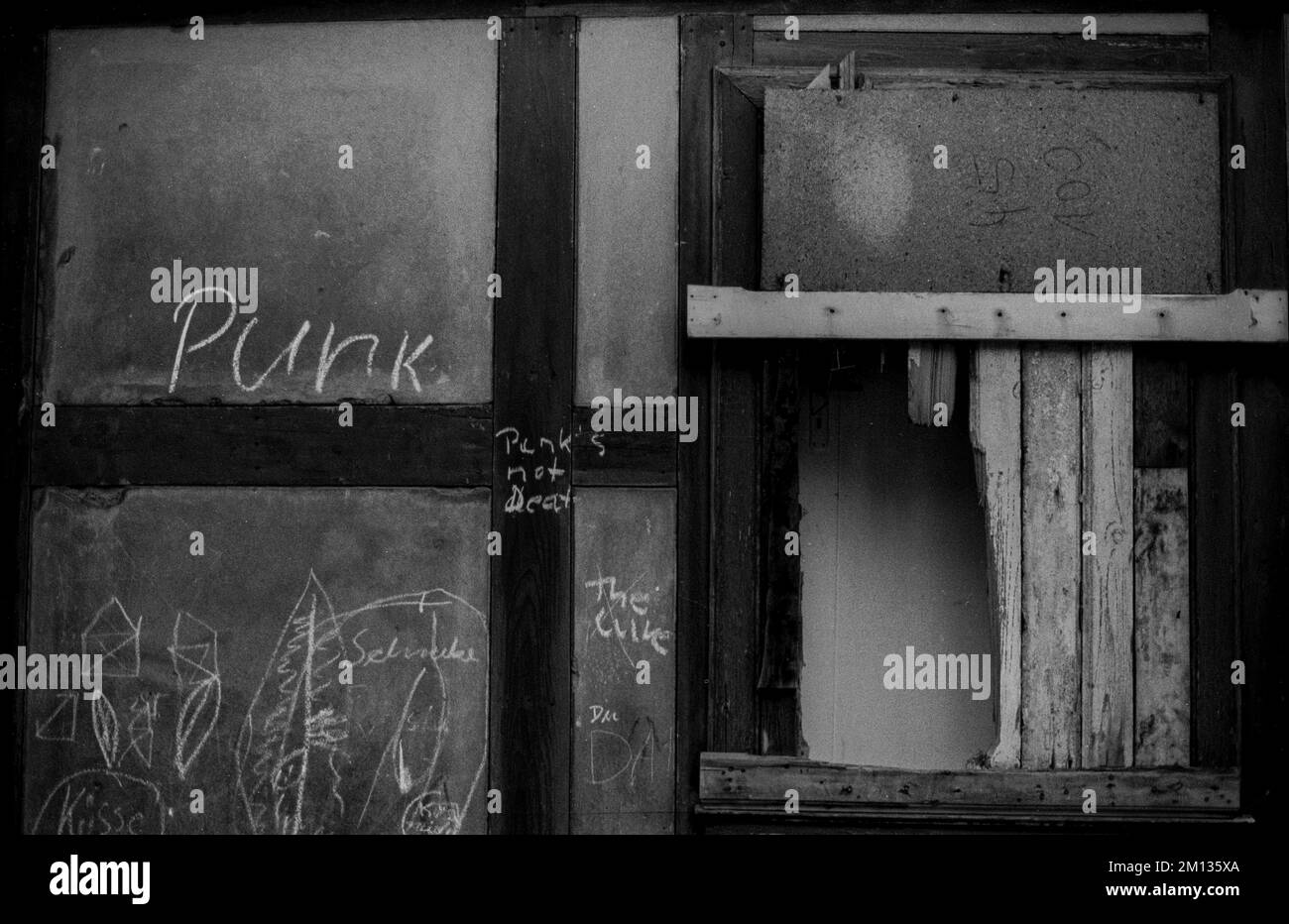 RDA, Halberstadt, 27.05.1988, entramado de madera, ventana rota, punk, punk no está muerto, la cura Foto de stock